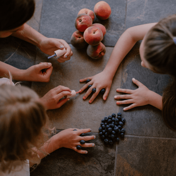 NAIL POLISH SET with 3 bio-based varnishes
  (peach, strawberry, blueberry)